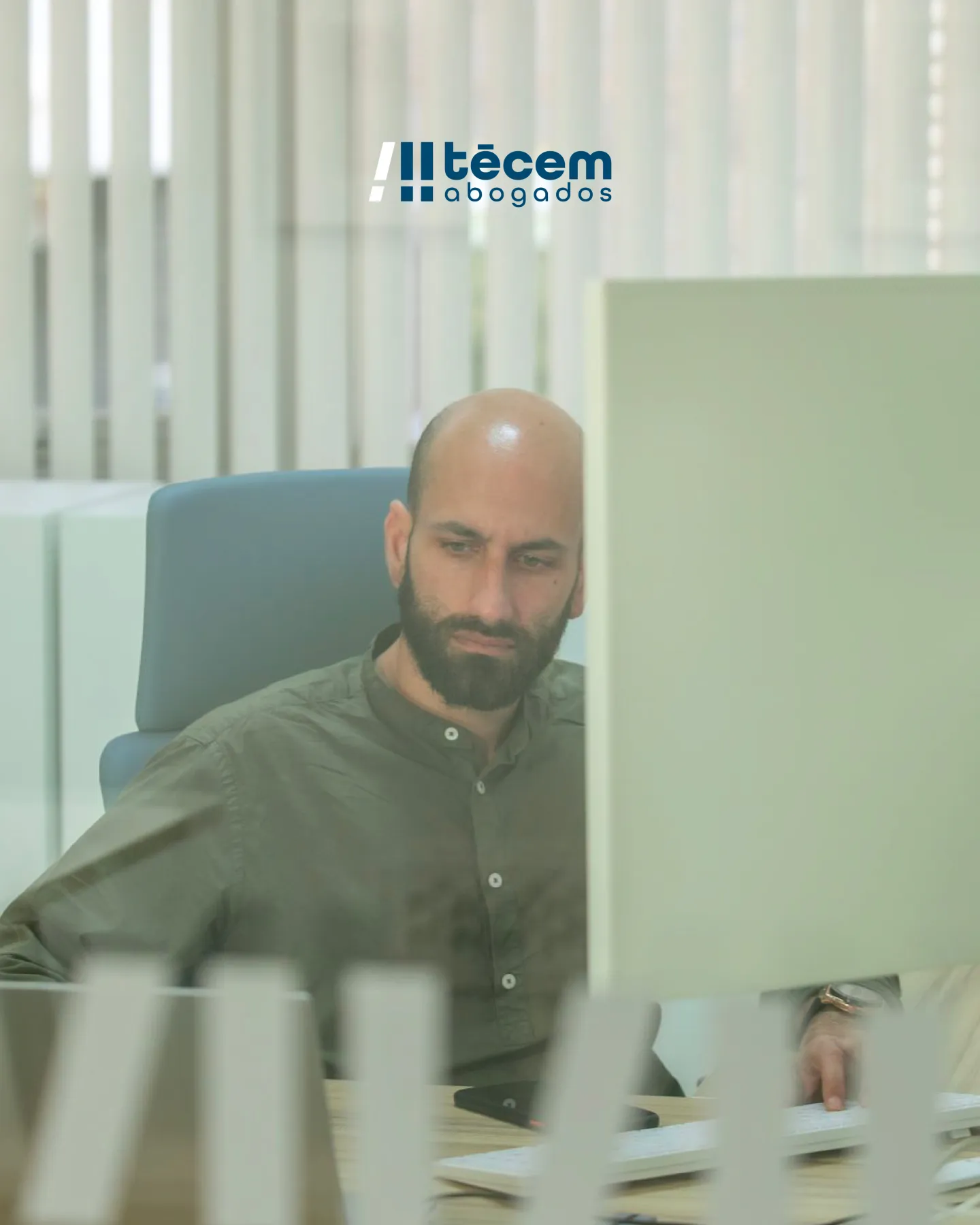 abogado de Tecem Abogados revisando un contrato de alta dirección en el despacho